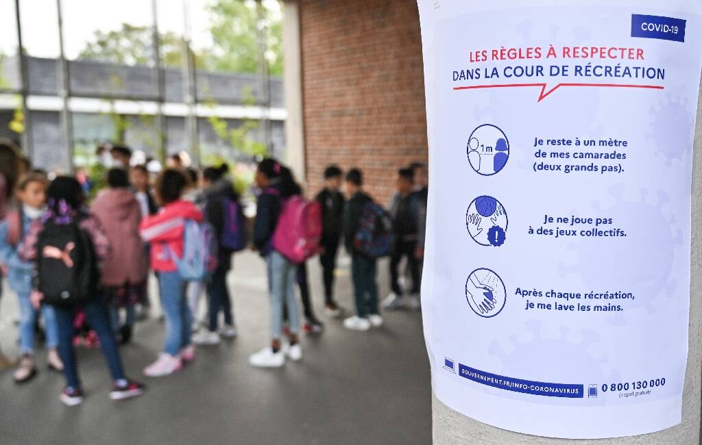A l'école, la Covid-19 ferme de nouveau des classes et les masques refont surface