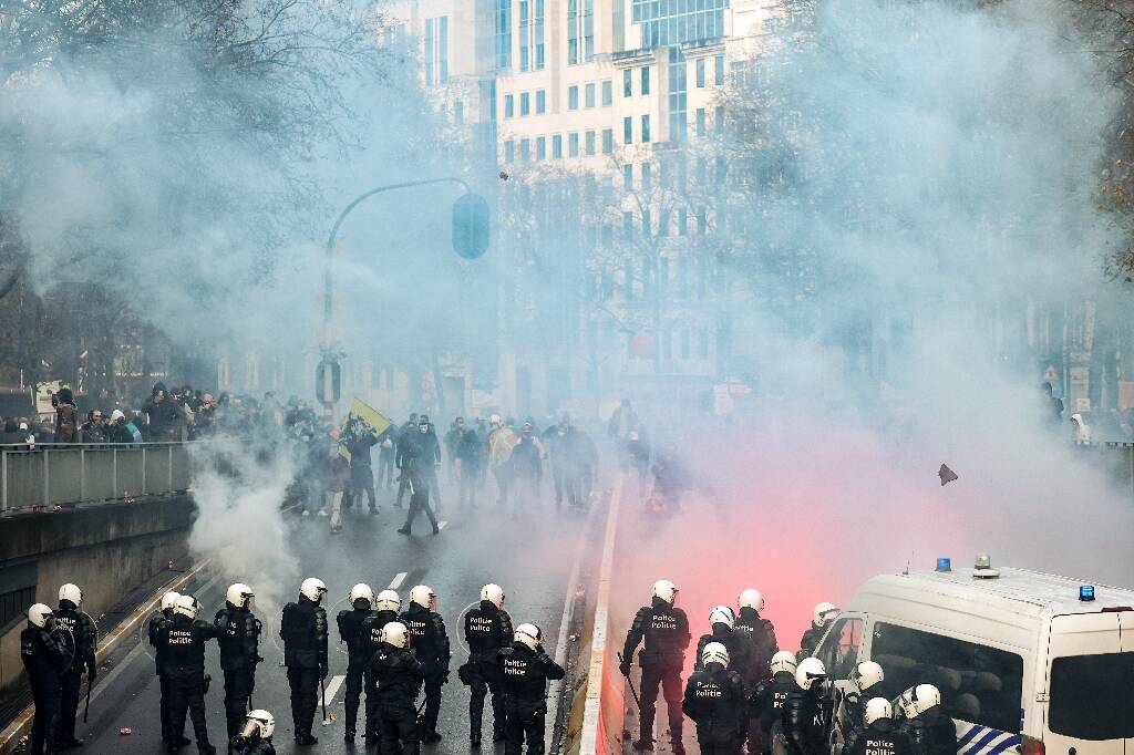 Heurts pendant une manifestation contre les nouvelles mesures anti-Covid-19 à Bruxelles