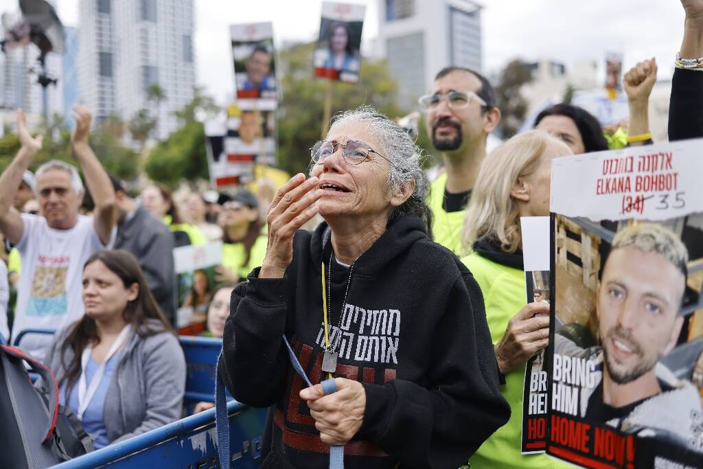"C'est juste un moment d'enthousiasme et de bonheur": larmes et cris de joie à Tel-Aviv pour la libération d'otages israéliennes