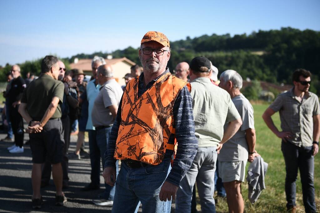 Ourse abattue dans les Pyrénées: deux chasseurs placés en garde à vue, manifestation de soutien devant la gendarmerie