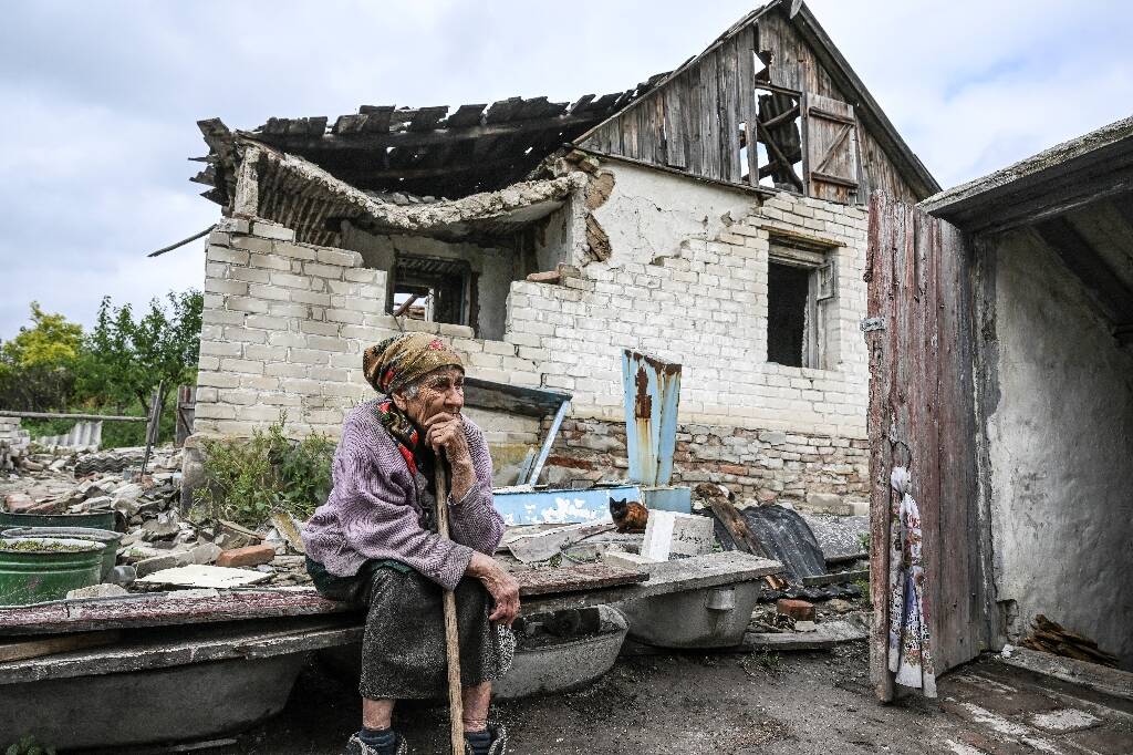 "Je pleure tous les jours..." Dans un village fantôme du Donbass, deux survivants se confient après les combats