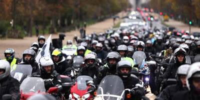 Des motards défilent à Paris contre le contrôle technique