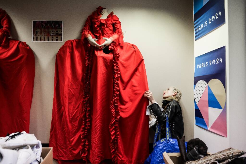 Plus de mille costumes à la vente, dernière braderie du stock des JO-2024 jusqu'à dimanche,