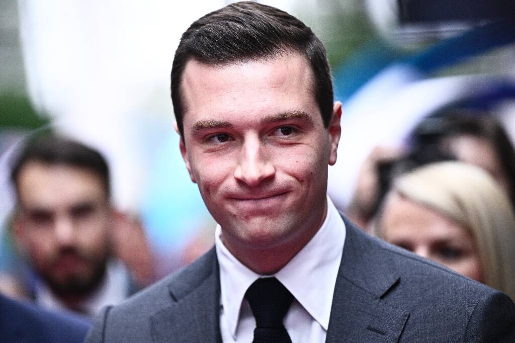Législatives: Jordan Bardella lisse son programme, Emmanuel Macron déclenche une nouvelle polémique