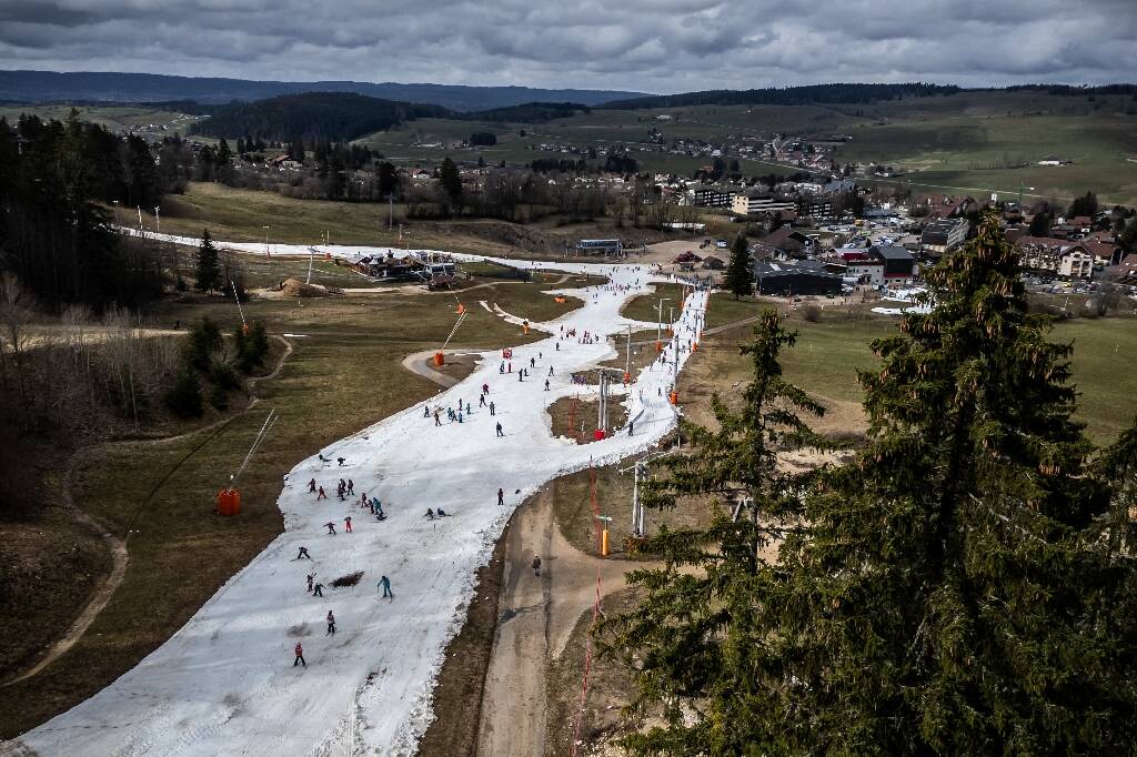 Dans le Jura, une station de ski "pionnière" face au changement du climat
