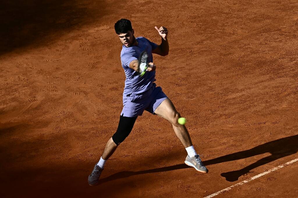 Tennis: sur la route de Roland-Garros, Carlos Alcaraz écoeure le n°1 mondial Jannik Sinner sur la terre battue de Rome