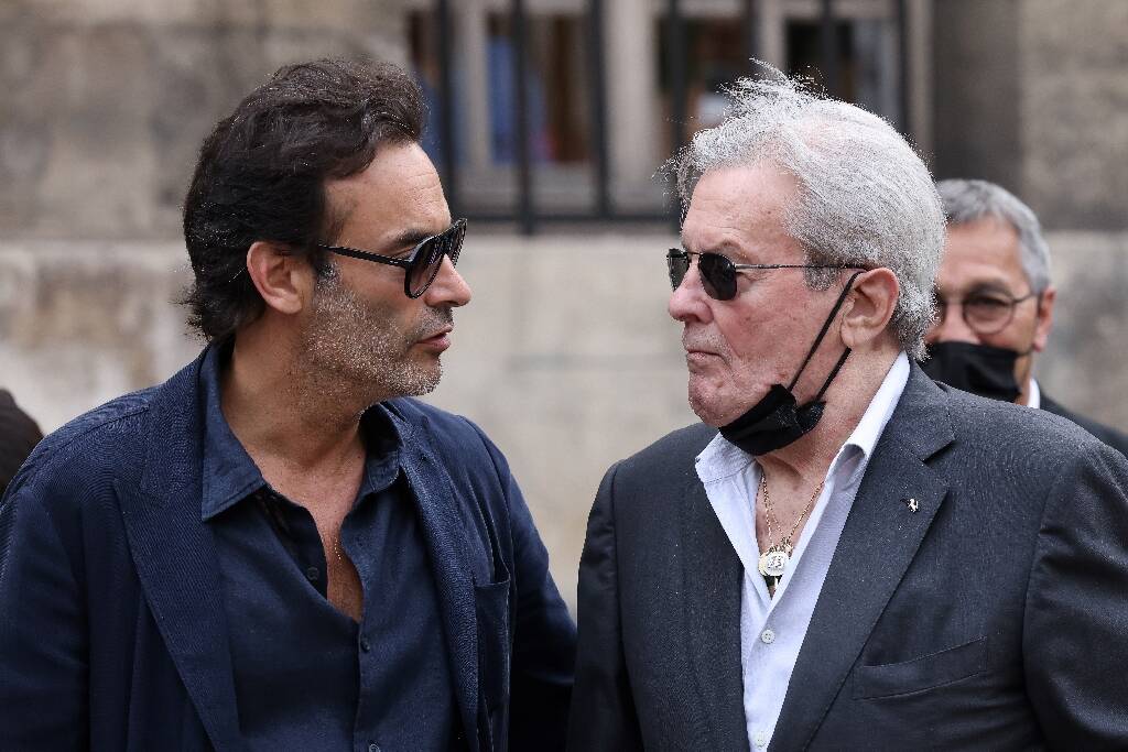 "Alain Delon est certes diminué, mais il est encore avec nous": l'avocat de l'acteur sort du silence