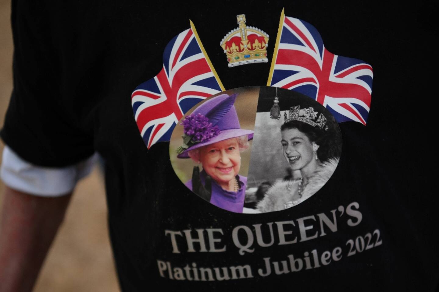 Des portraits de la reine Elizabeth II sur le t-shirt d'un visiteur, le 1er juin 2022 à Londres
