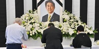 Le Japon entre recueillement et contestation aux funérailles nationales de Shinzo Abe, abattu en plein meeting cet été