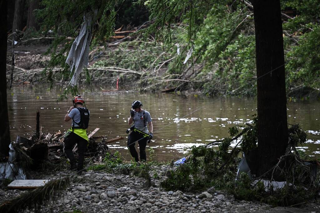 Près de 60 morts dans les inondations au Texas où les recherches se poursuivent, 27 filles toujours portées disparues