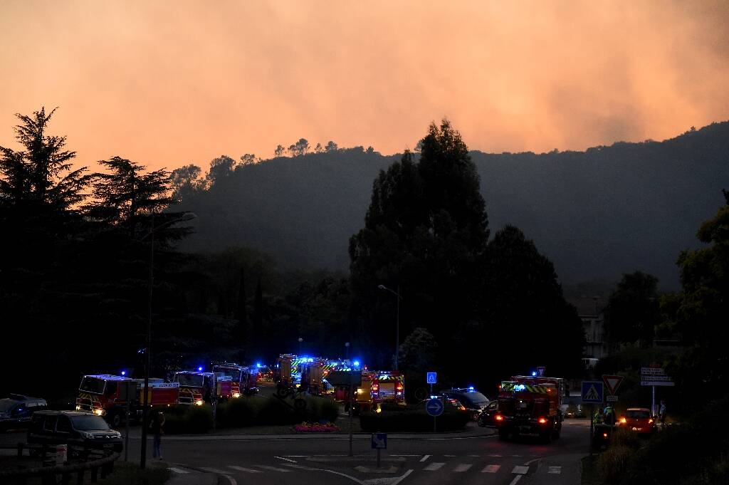Près de 700 pompiers luttent contre le grand incendie dans le Gard "toujours actif", plus de 630 hectares détruits