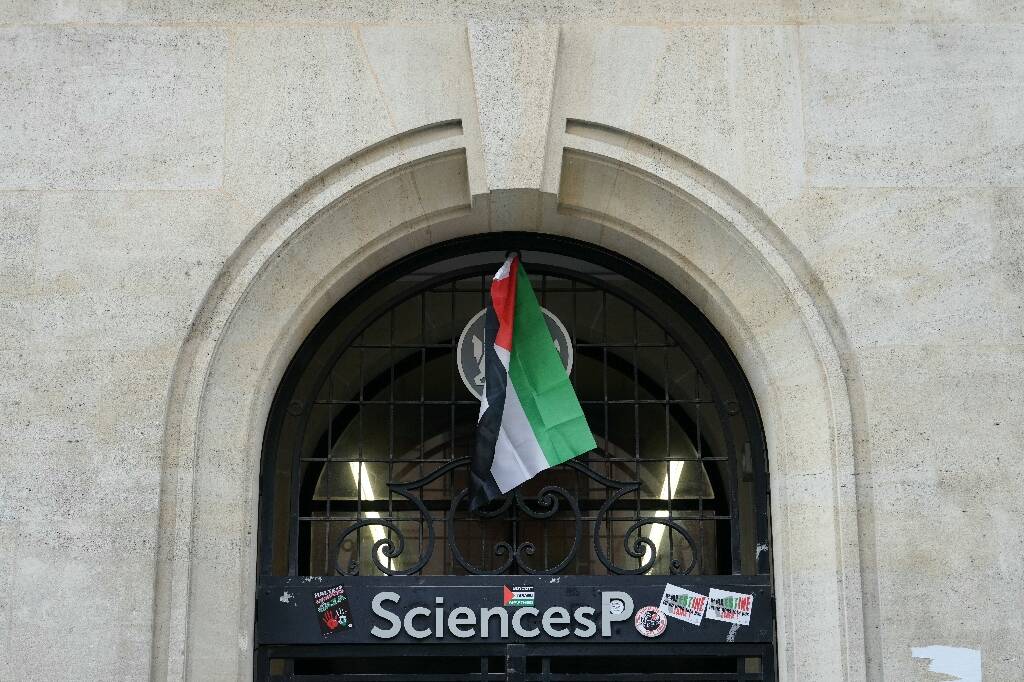 L'entrée des locaux historiques de Sciences Po Paris à nouveau bloquée ce mardi matin