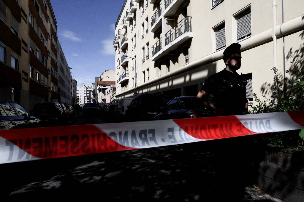 Une mère et ses deux enfants trouvés morts dans leur appartement près de Lyon