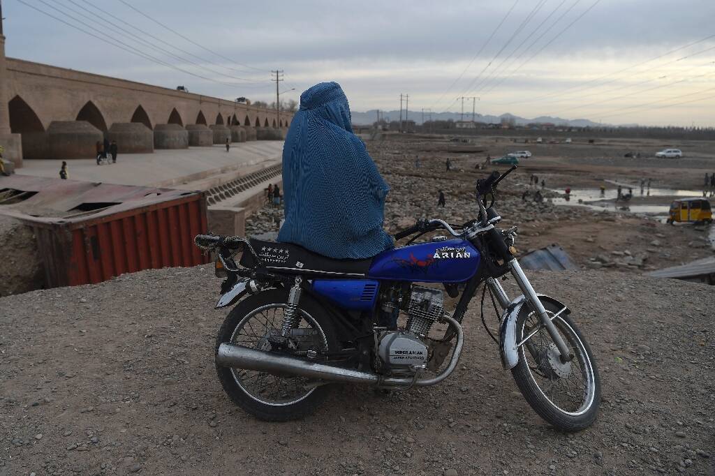 A Hérat en Afghanistan, les talibans interdisent aux hommes et femmes de manger ensemble au restaurant