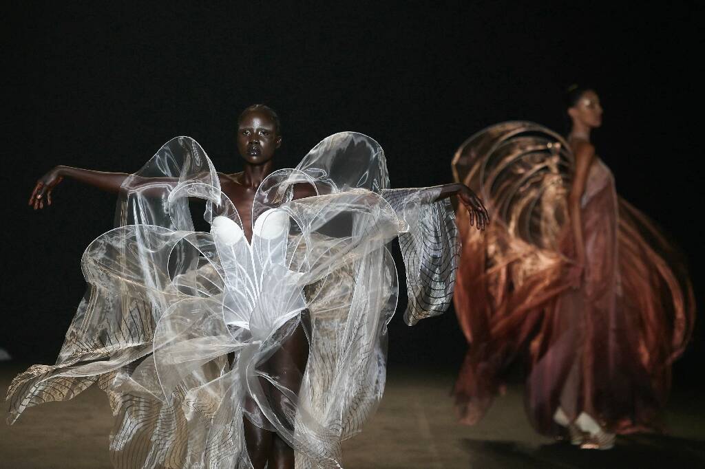 Coup d'envoi de la haute couture à Paris, Schiaparelli et Iris van Herpen rêvent d'ailleurs