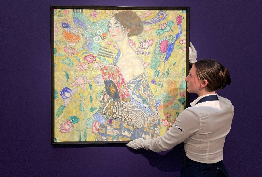 La "Dame à l'éventail" de Gustav Klimt s'arrache pour 74 millions de livres aux enchères, record d'Europe