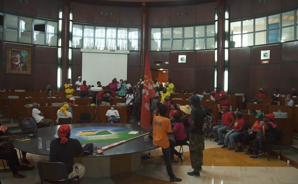 Coup de force des anti-pass et fermeté de l'Etat: le point sur la situation en Guadeloupe