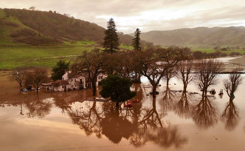 Une puissante tempête s'abat sur la Californie: le Prince Harry, Oprah Winfrey, Ellen de Generes ont reçu l'ordre d'évacuer la ville de Montecito