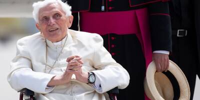 Le pape appelle à prier pour Benoît XVI, 
