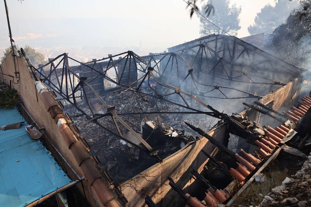 "En haut, ça n'a pas été très bien organisé": une semaine après l'incendie de Marseille, le préfet se défend face à la colère de sinistrés