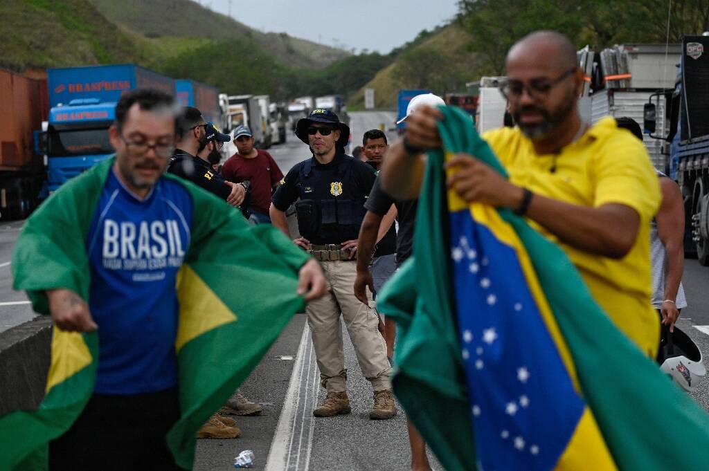 Deux jours après la victoire de Lula au Brésil, les barrages routiers se multiplient et Bolsonaro reste toujours muet