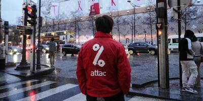 Des militants d'Attac déploient une banderole géante sur le futur hôtel Vuitton à Paris