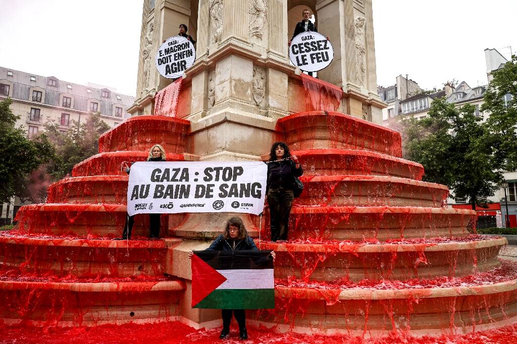Des ONG colorent une fontaine en rouge à Paris pour dire "stop au bain de sang" à Gaza
