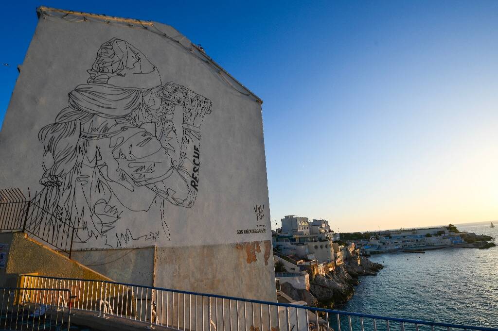 Une fresque géante pour le navire-ambulance de SOS Méditerranée sur le "mur Zidane" à Marseille