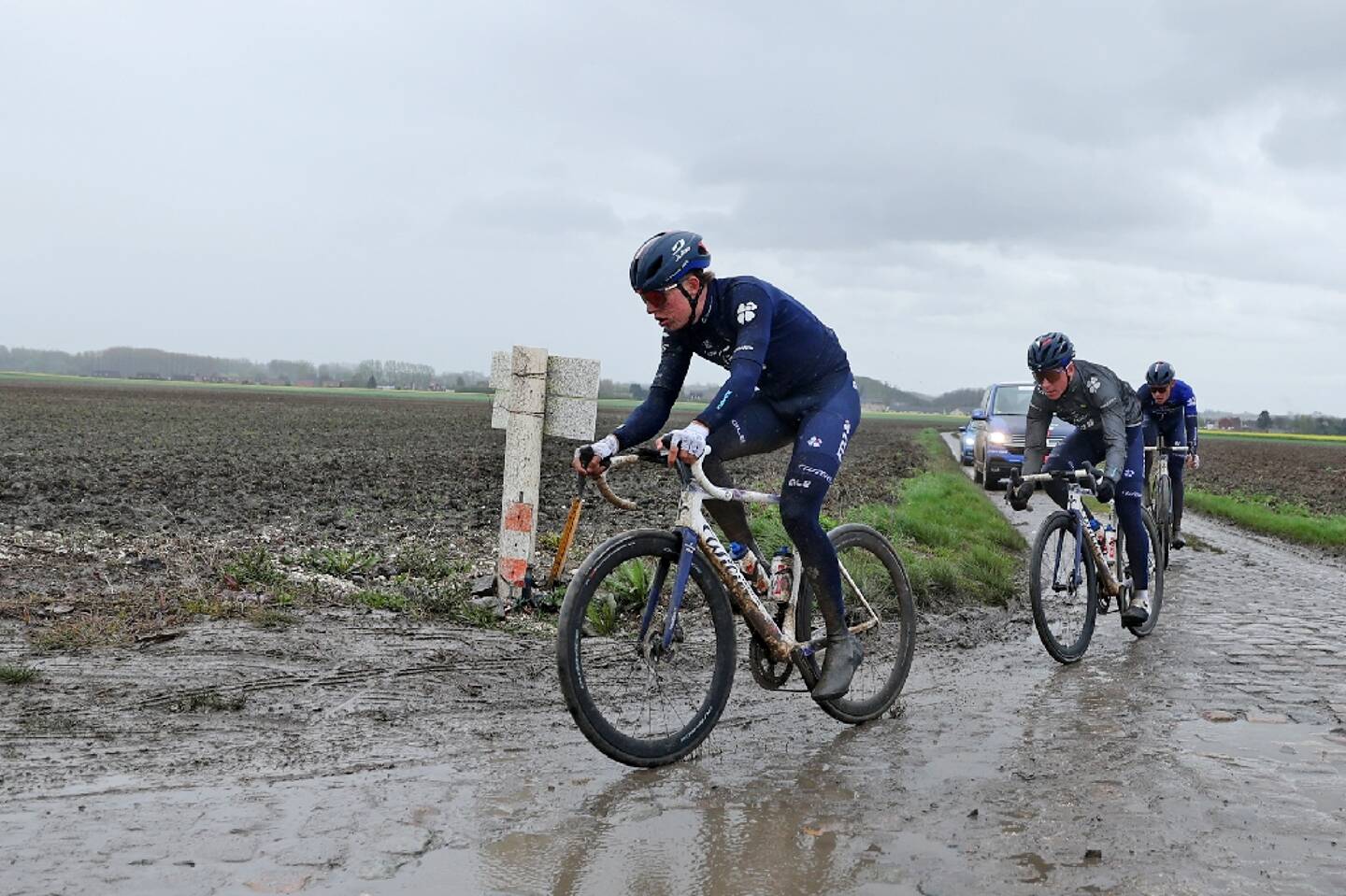 Des coureurs de l'équipe Groupama-FDJ, lors d'une reconnaissance de Paris-Roubaix, le 5 avril 2024