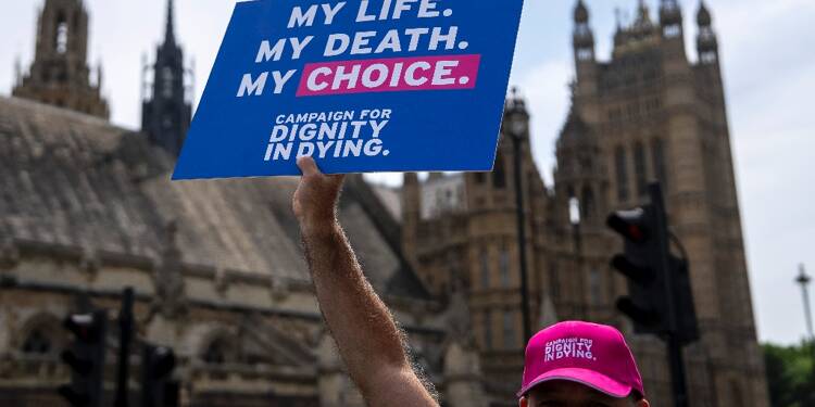 Une loi historique sur l'aide à mourir franchit une étape clé au Royaume-Uni