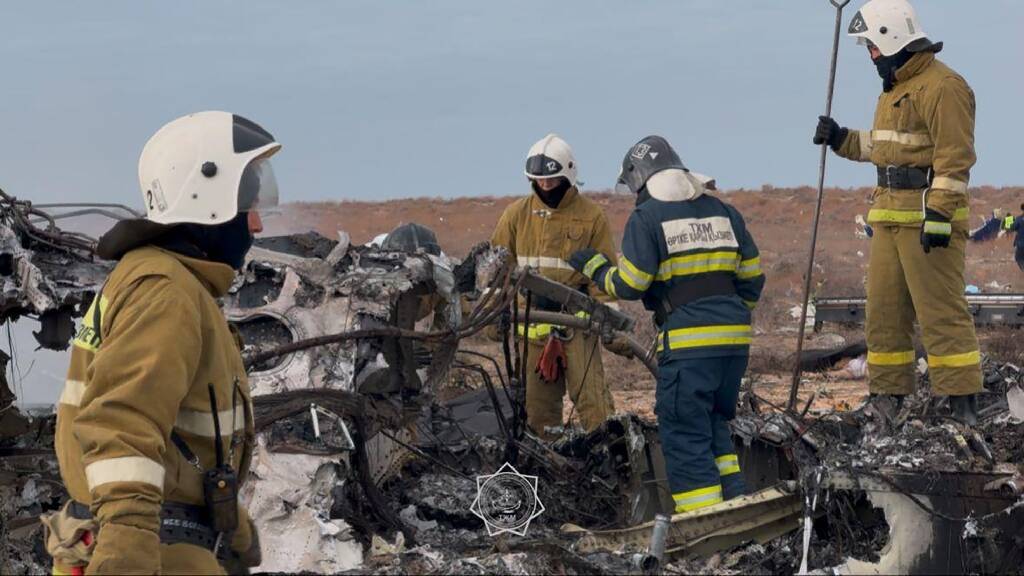 Crash d'avion au Kazakhstan: l'Azerbaïdjan pleure ses morts, une enquête est en cours