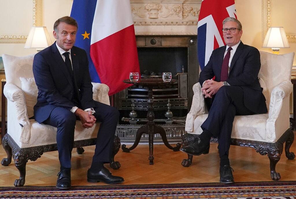 Macron rencontre Starmer à Downing Street, avec l'immigration au menu des discussions