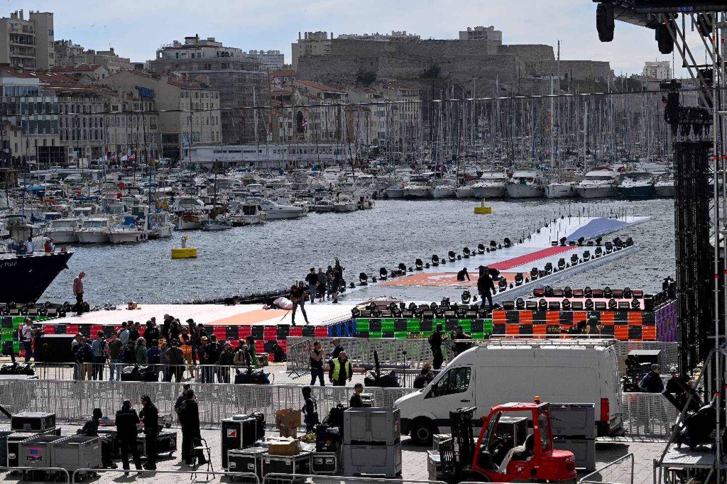 La jetée destinée à accueillir le navire Belem et la flamme olympique dans le Vieux Port de Marseille, le 7 mai 2024.