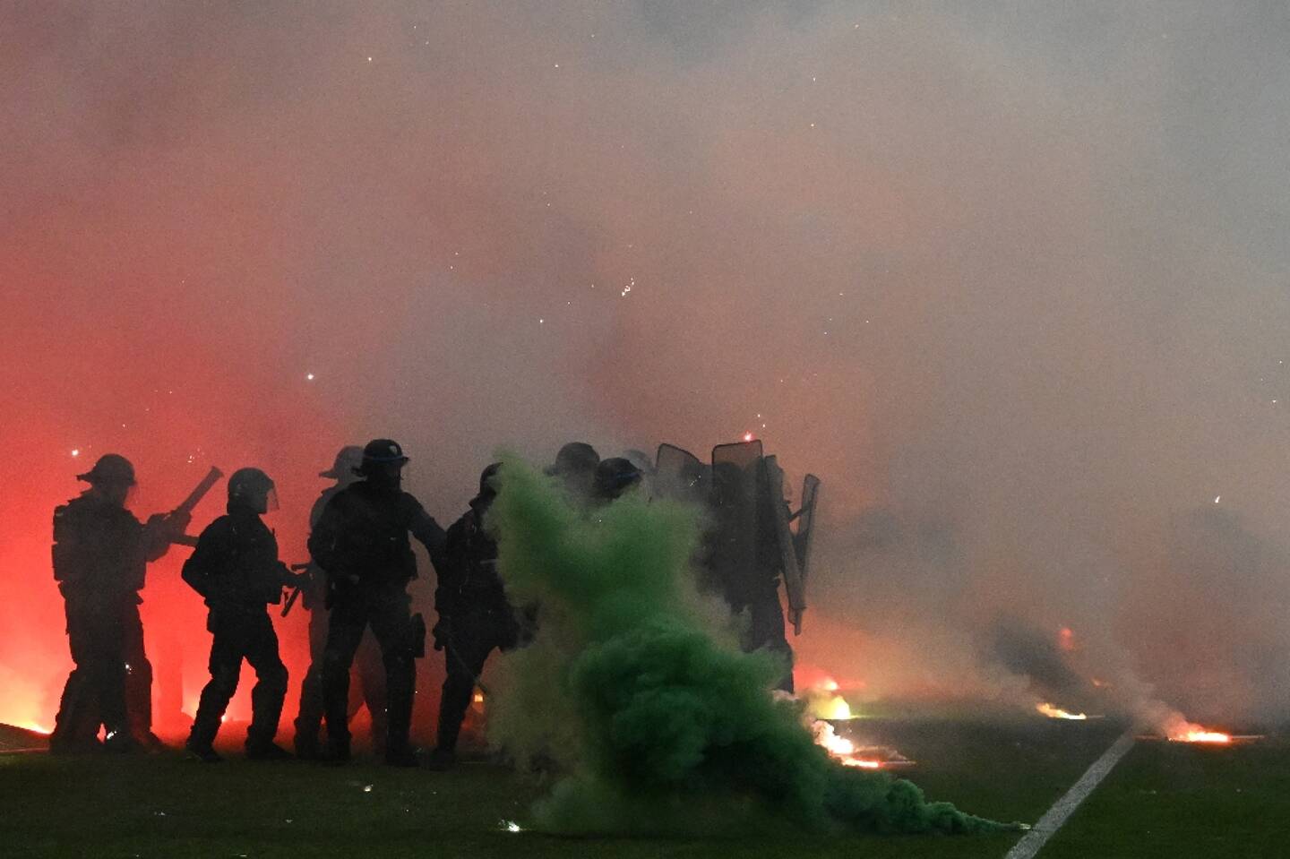 Affrontements entre la police et les supporters stéphanois qui ont envahi le terrain après la défaite du club face à Auxerre le 29 mai 2022 à Saint-Etienne