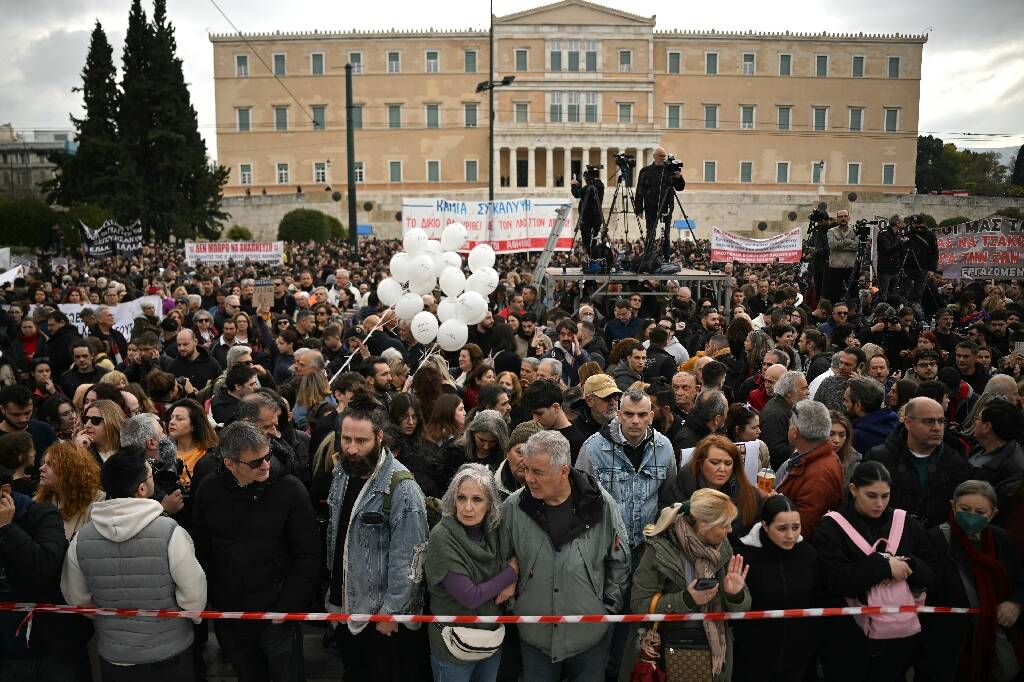 "La Grèce tue ses enfants": une marée humaine et des heurts pour commémorer la collision ferroviaire de 2023