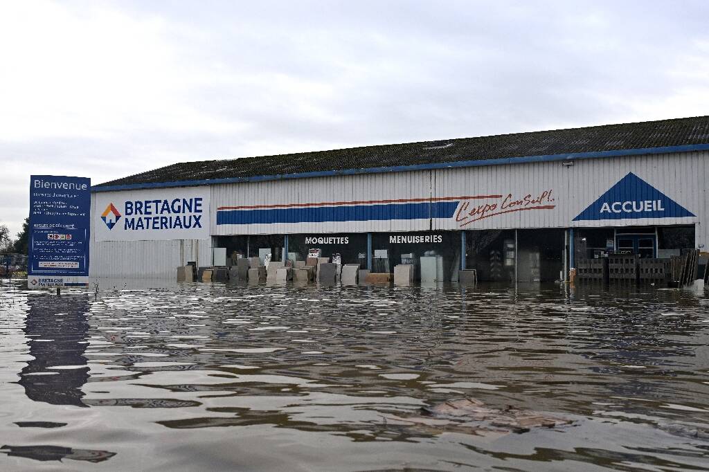 Inondations: "lente" décrue dans l'ouest de la France, état de catastrophe naturelle "accéléré"