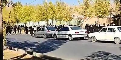 En Iran, des écolières manifestent et défient la répression