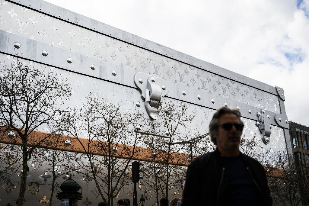 Paris: des élus saisissent la justice contre la malle géante Louis Vuitton sur les Champs-Elysées