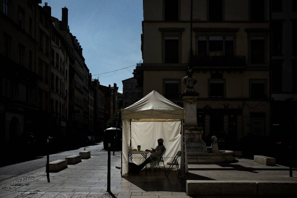 Covid-19: en France, une épidémie "contrôlée" mais "pas terminée"