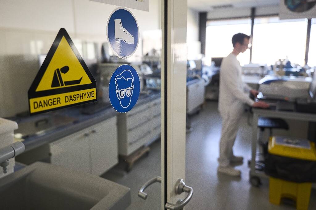 "Si je vous l'injecte, vous mourez assez rapidement": à la rencontre des chercheurs qui traquent les faux médicaments dans ce laboratoire français