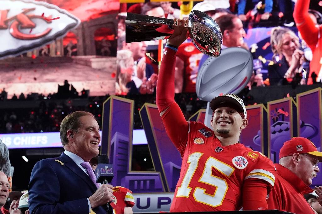 Super Bowl: les Chiefs de Mahomes, Kelce et Taylor Swift triomphent après prolongation