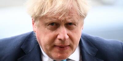 Acculé par les défections, le Premier ministre britannique Boris Johnson s'accroche à son poste