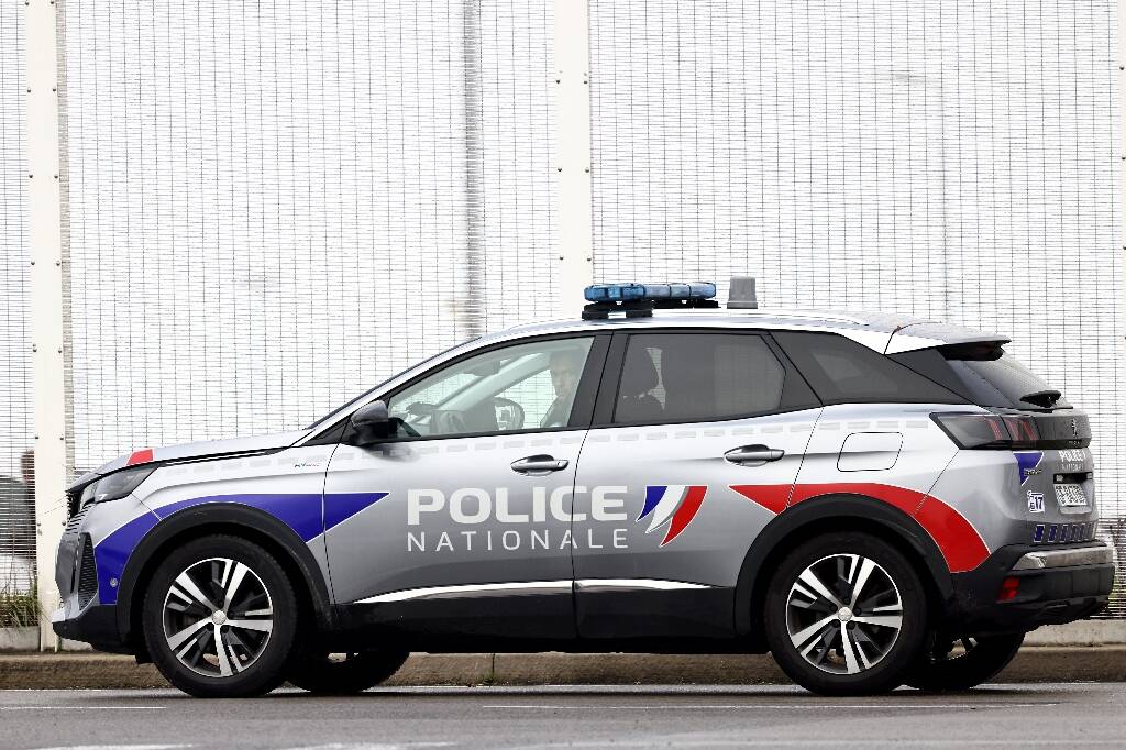 Cinq adolescents mis en examen après l'agression diffusée sur les réseaux sociaux d'un policier dans le Nord