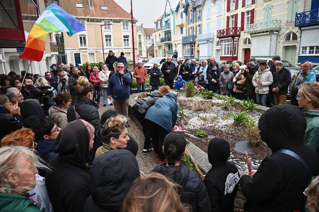 Pas-de-Calais: 200 personnes rassemblées en hommage aux cinq migrants morts au large de Wimereux