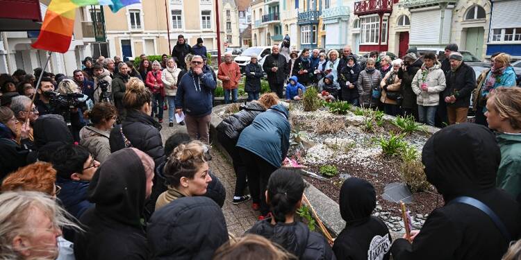 Pas-de-Calais: 200 personnes rassemblées en hommage aux cinq migrants morts au large de Wimereux