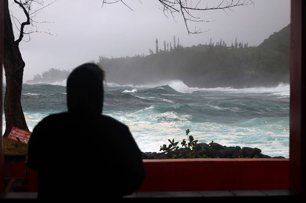 Le cyclone Batsirai longe l'île de la Réunion en alerte rouge, la population toujours confinée