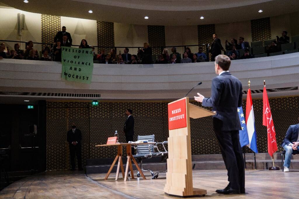 Emmanuel Macron interpellé par des manifestants lors de sa visite aux Pays-Bas