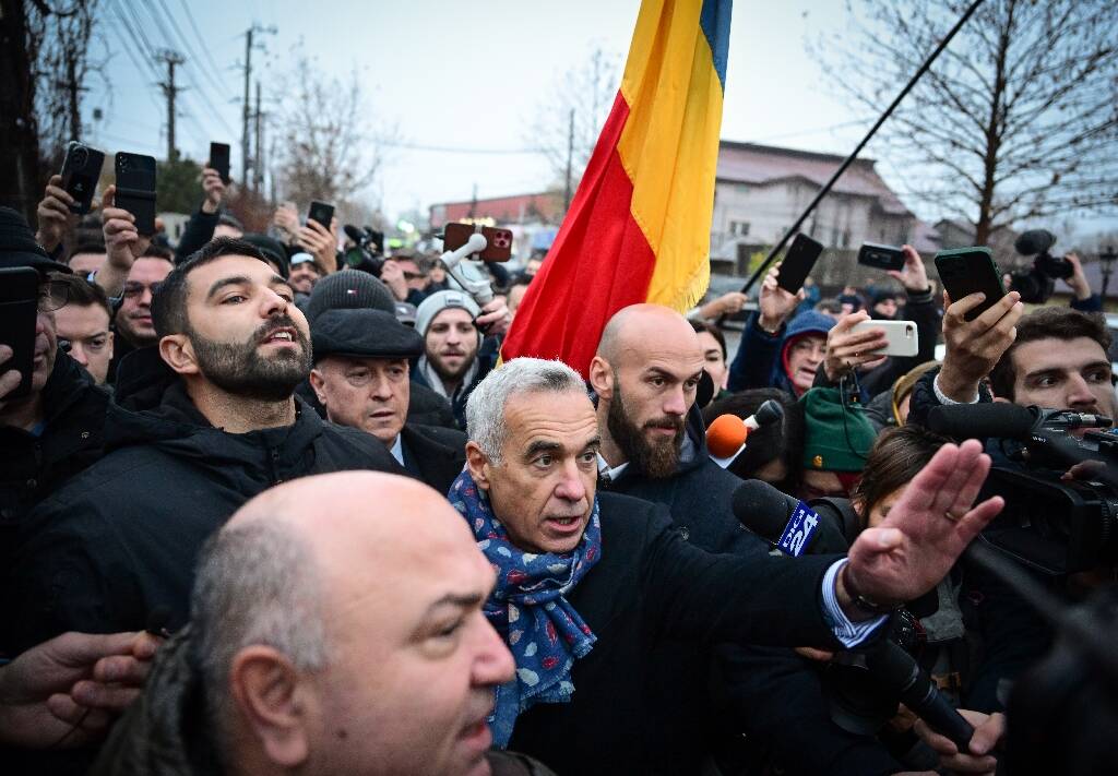 "Voleurs": en Roumanie, des électeurs aux bureaux de vote malgré l'annulation