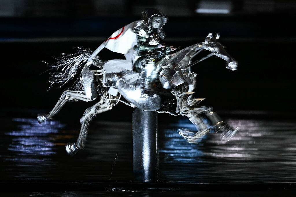 Le cheval métallique de la cérémonie d'ouverture des JO exposé à l'hôtel de ville de Paris