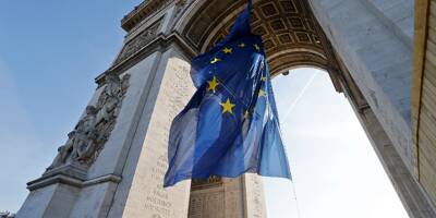 Le drapeau européen de nouveau sous l'Arc de triomphe pour le sommet de Versailles